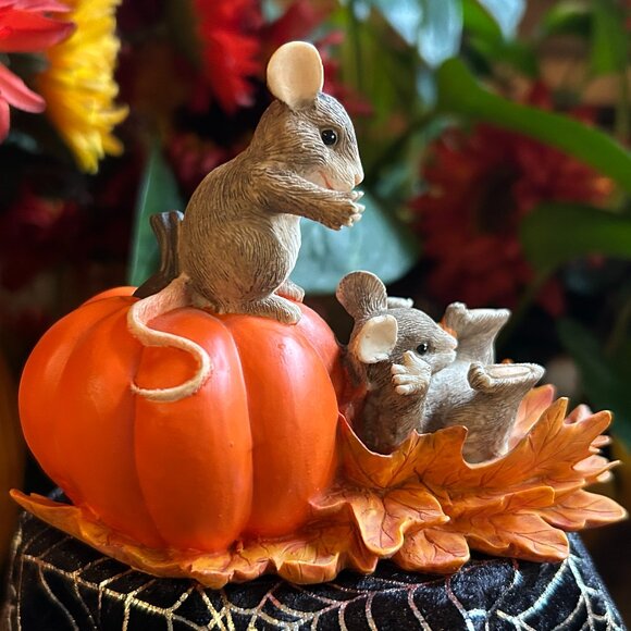 Charming Tails Silvestri Pumpkin Slide Halloween Figurine (85513) - Picture 4 of 15